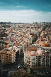 Vista aèria panoràmica de Barcelona amb edificis residencials i carrers envoltats d’arquitectura clàssica i moderna.