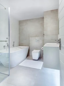 Baño con diseño contemporáneo, tonos neutros y bañera exenta.