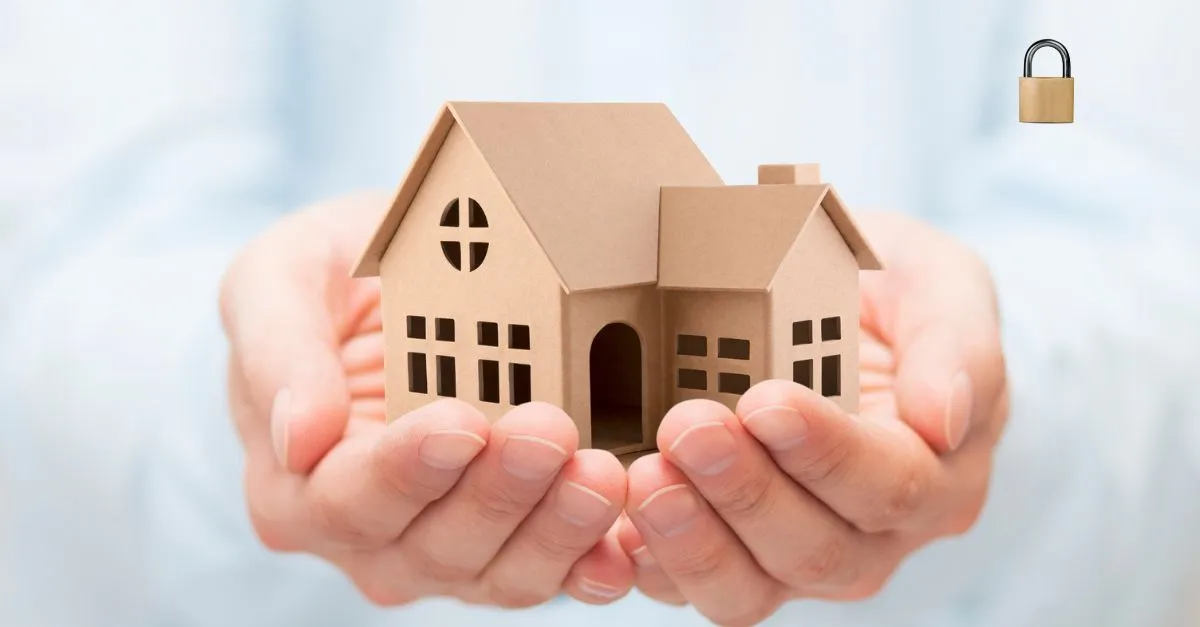 Manos sosteniendo una casa en miniatura con un candado al lado, simbolizando la protección de los apartamentos turísticos legales en Barcelona frente al alquiler ilegal