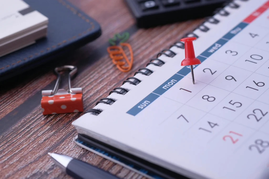 Calendario con chincheta marcando una fecha, símbolo de planificación, reservas o gestión de disponibilidad