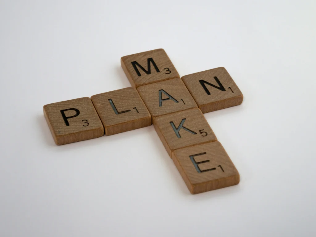 Letras formando la palabra “plan” como concepto de planificación estratégica y marketing para negocios