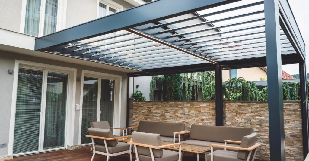 Terrassa exterior amb pèrgola bioclimàtica i mobiliari de descans, ideal per millorar el confort en temporada alta