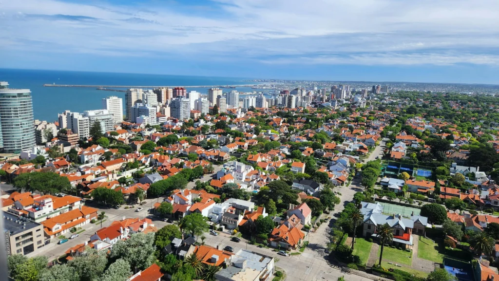 Vista aèria d’una zona residencial al costat del mar que mostra la importància de la ubicació d’una propietat de lloguer.
