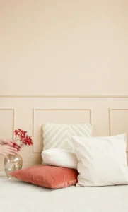 Decorative cushions and a vase with flowers in a holiday rental, creating a welcoming and well-cared-for atmosphere