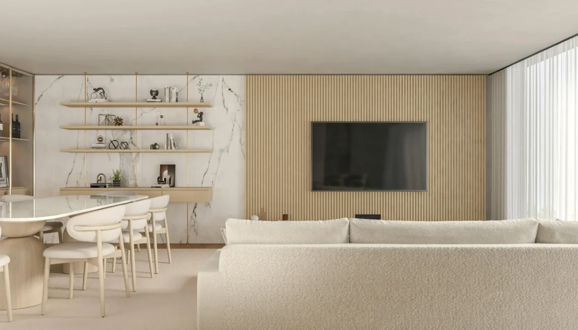 Espacio abierto de estilo contemporáneo con salón y comedor integrados, sofá en tonos claros, pared de madera con televisión, estanterías decorativas y revestimiento de mármol en un ambiente luminoso y elegante.
