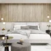 Dormitorio moderno y elegante con cama de diseño, cabecero de madera, iluminación colgante y decoración minimalista en tonos neutros que aporta sensación de confort y sofisticación