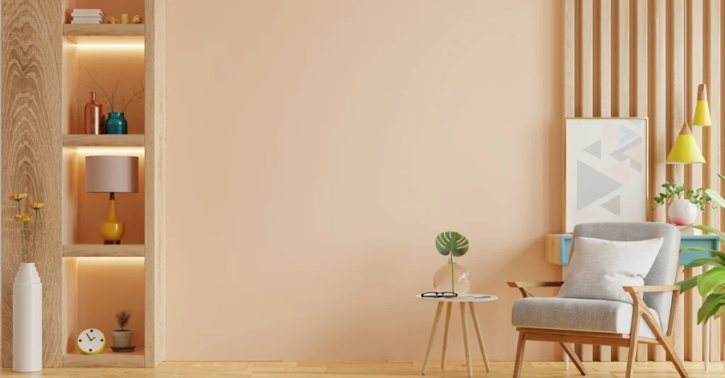 Racó d’una sala d’estar en tons càlids amb butaca, prestatgeria de fusta, il·luminació integrada i plantes decoratives.