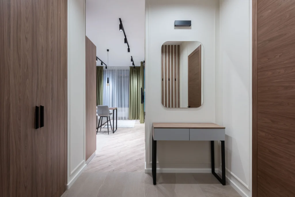 Recibidor apartamento elegante con madera